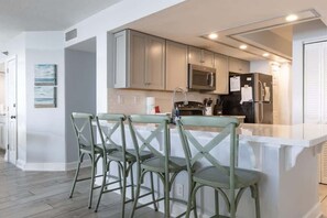 Kylskåp, mikrovågsugn, ugn och spishäll