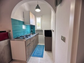 Kühlschrank, Mikrowelle, Ofen, Wasserkocher mit Kaffee-/Teezubehör
