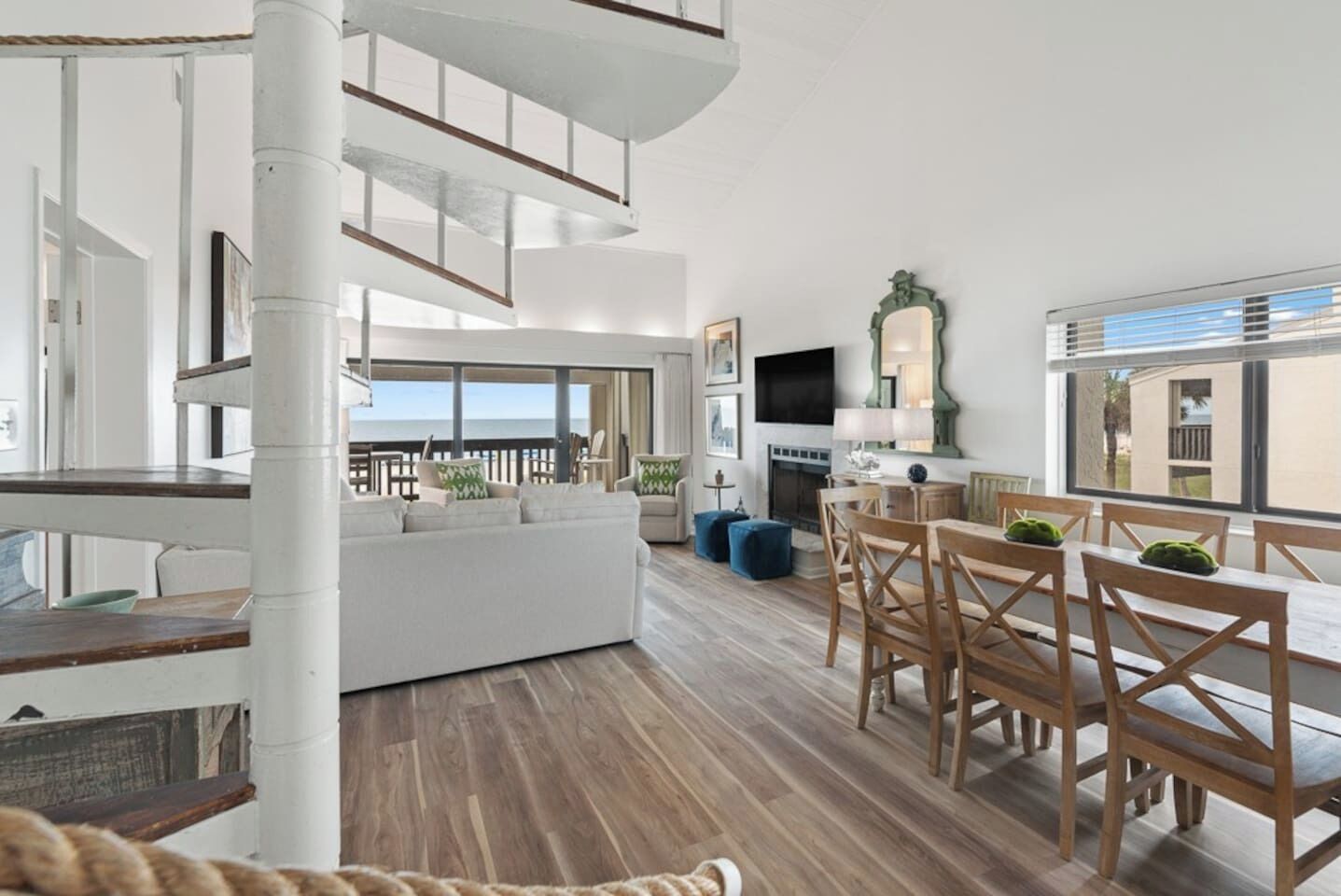 Televisión, chimenea y libros 