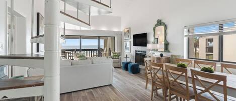 Een televisie, een open haard en boeken