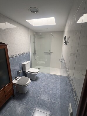 Douche, sèche-cheveux, bidet, serviettes fournies