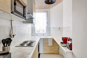 Fridge, microwave, stovetop, coffee/tea maker