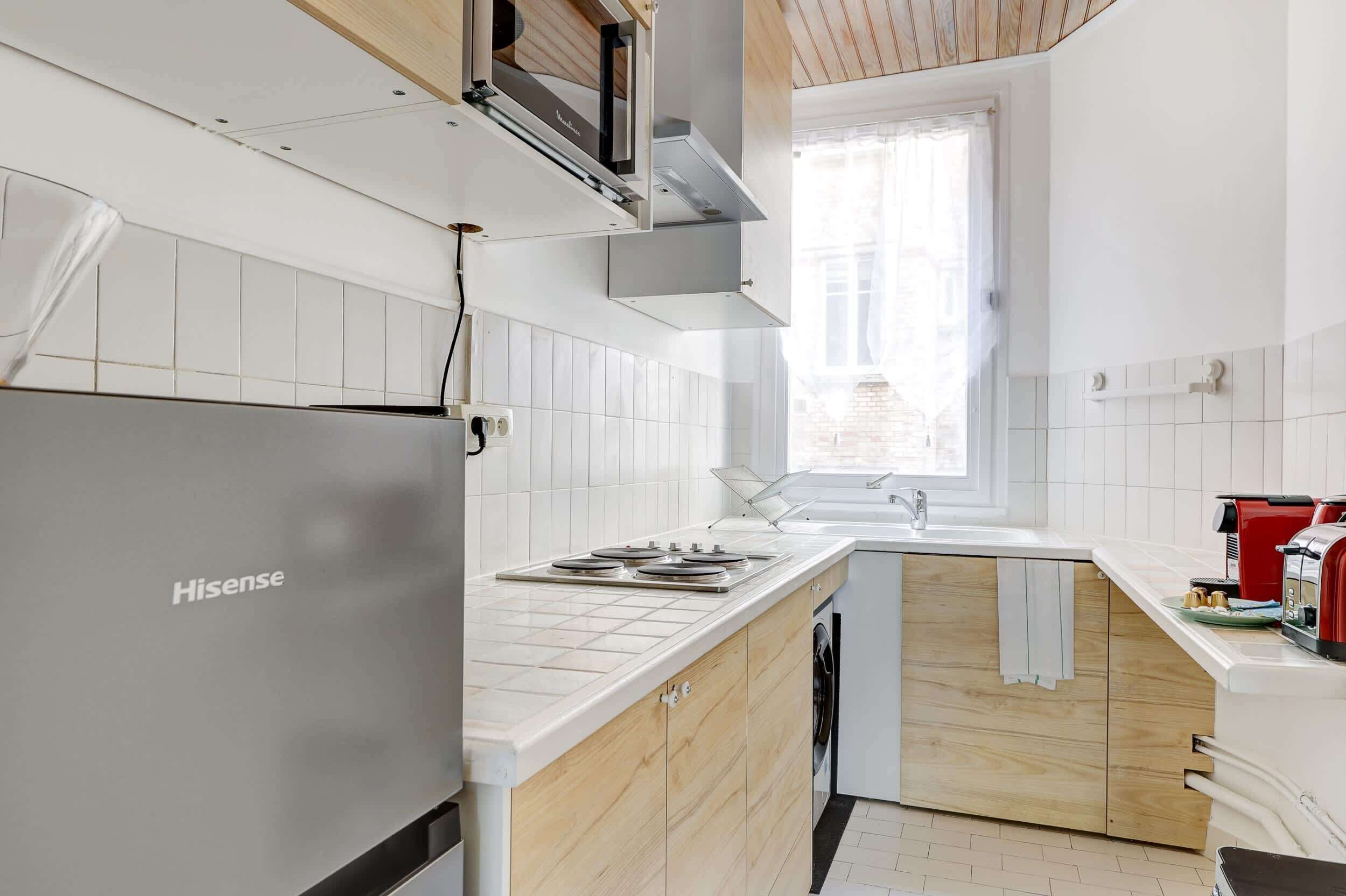 Kühlschrank, Mikrowelle, Herdplatte, Wasserkocher mit Kaffee-/Teezubehör