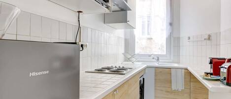 Kühlschrank, Mikrowelle, Herdplatte, Wasserkocher mit Kaffee-/Teezubehör