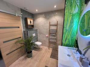 Douche, serviettes fournies, savon, papier toilette