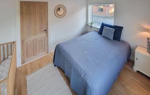 2 bedrooms, travel crib, free WiFi
