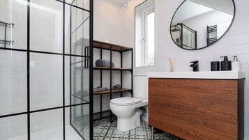 House | 3 bedrooms, desk