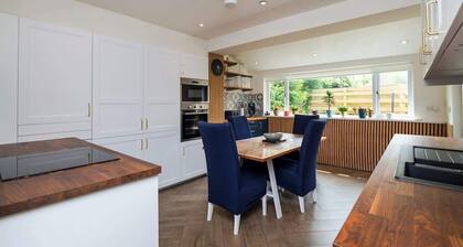 3 Bed House-free Parking