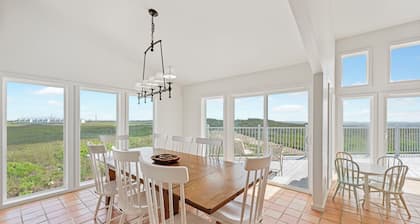 Beachfront, community pool & hot tub, EV charger!