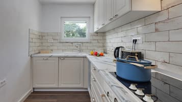 Familienhaus, 3 Schlafzimmer, 2 BĂ€der, Bergseite (Hidden Pool House With Sea View) | Eigene KĂŒche | KĂŒhlschrank, Ofen, Herdplatte, GeschirrspĂŒler