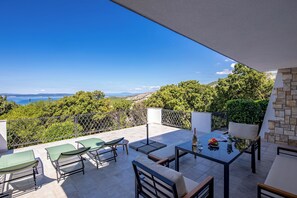 Maison Familiale, plusieurs chambres, 2 salles de bains (Hidden Pool House With Sea View) | Restauration extérieure