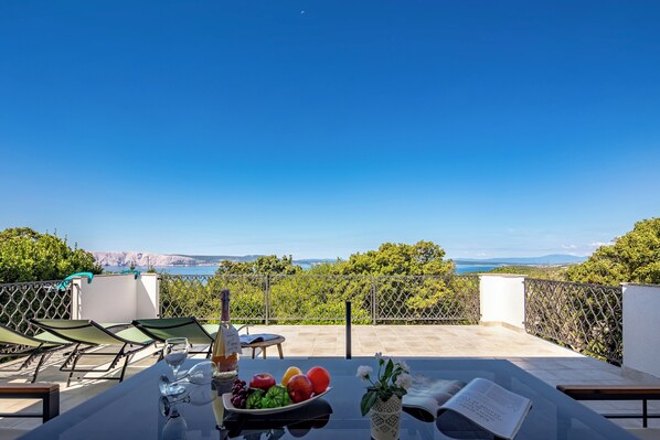 Maison Familiale, 3 chambres, 2 salles de bains, côté montagne (Hidden Pool House With Sea View) | Balcon