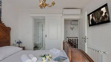 Family House, 3 Bedrooms, 2 Bathrooms, Mountainside (Hidden Pool House With Sea View) | 3 bedrooms, WiFi