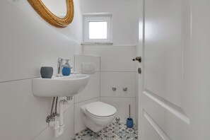 家庭獨棟房屋, 多間臥室, 2 間浴室, 山間 (Hidden Pool House With Sea View) | 浴室 | 淋浴/浴缸二合一、吹風機、毛巾、肥皂