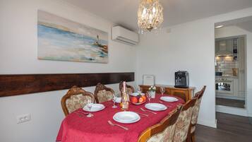 Familienhaus, Mehrere Schlafzimmer, 2 Bäder, Bergseite (Hidden Pool House With Sea View) | Speisen