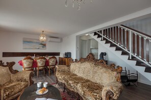 Familienhaus, Mehrere Schlafzimmer, 2 Bäder, Bergseite (Hidden Pool House With Sea View) | Innenbereich