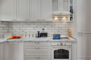 Maison Familiale, 3 chambres, 2 salles de bains, côté montagne (Hidden Pool House With Sea View) | Cuisine privée | Réfrigérateur, four, plaque de cuisson, lave-vaisselle