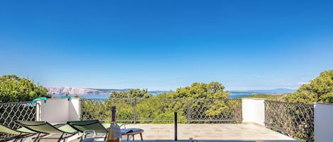 Maison familiale, plusieurs chambres, 2 salles de bains (Hidden Pool House With Sea View) | Restauration en plein air