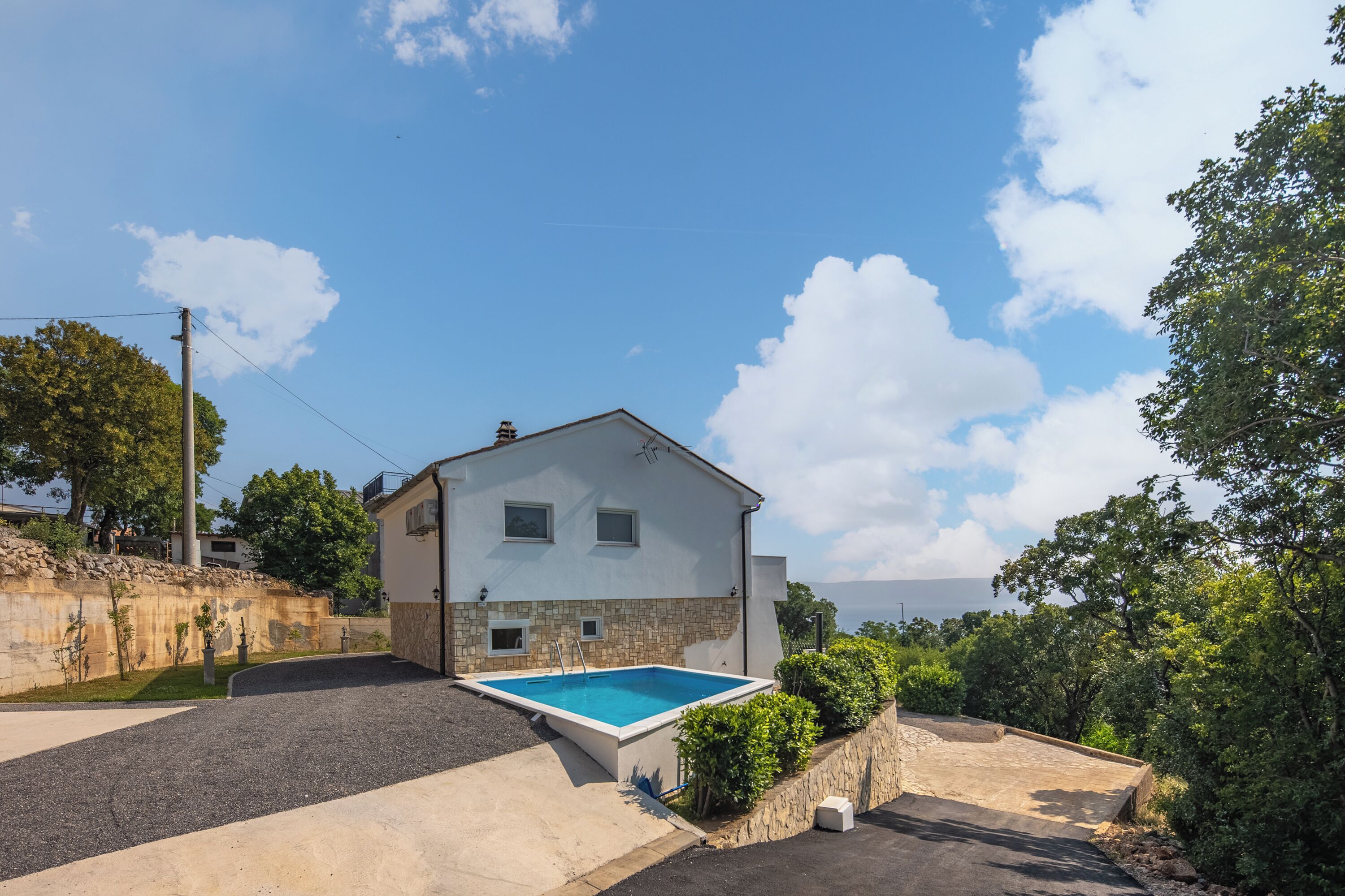 حمّام سباحة خارجي، حمّام سباحة مُدفَّأ