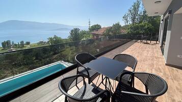 Villa, 5Â Schlafzimmer, eigener Pool, Seeblick | Terrasse/Patio