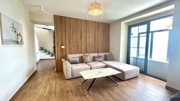 Villa, 5 habitaciones, piscina privada, vistas al lago | Sala de estar | Una televisión