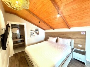 Vil·la, 5 dormitoris, piscina privada, vistes al llac | Planxa i posts de planxar, wifi gratuïta i roba de llit