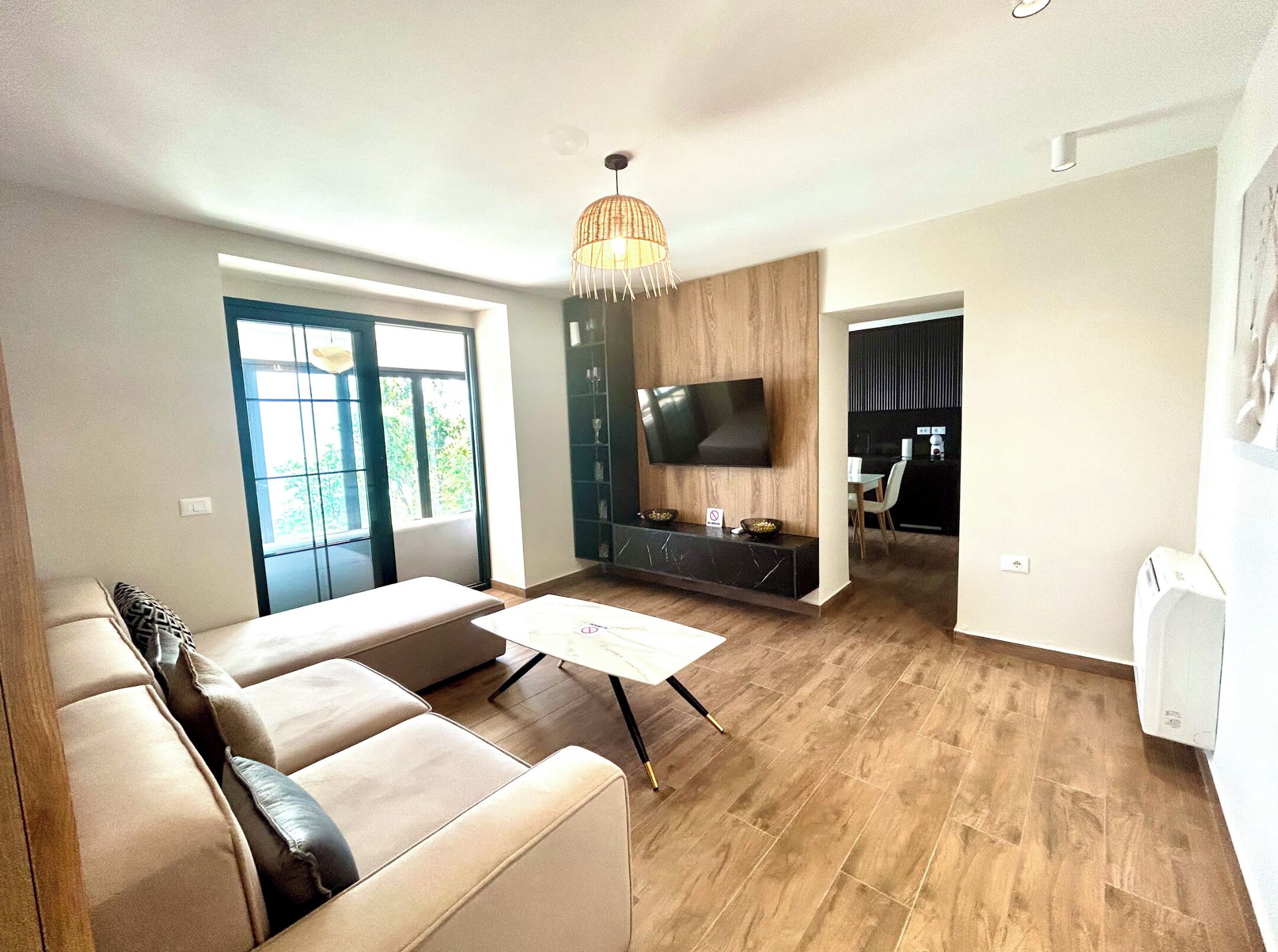 Villa, 5 Schlafzimmer, eigener Pool, Seeblick | Wohnzimmer | Fernseher