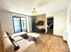 Villa, 5 Bedrooms, Private Pool, Lake View | Living room | TV - Bella Vista Rezidencë (Pogradec)