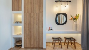 Un interno moderno con pannelli in legno, uno specchio, una pianta e due sgabelli.