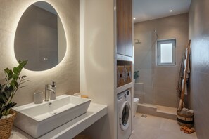 Douche, séchoir à cheveux, serviettes fournies, savon