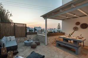 Outdoor dining - Sunset-Smiles apartment for 4 guests in Naousa (Naousa)