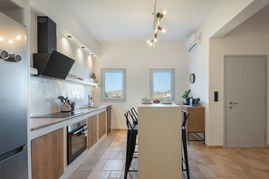 Fridge, oven, stovetop, coffee/tea maker - Sunset-Smiles apartment for 4 guests in Naousa (Naousa)