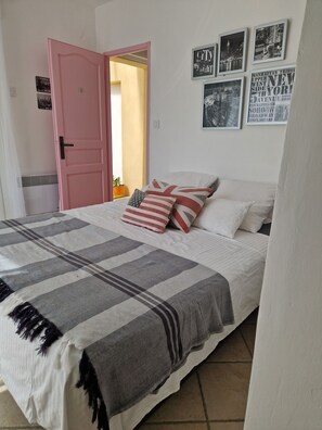 6 bedrooms, iron/ironing board, WiFi, bed sheets