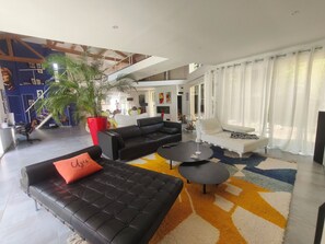 Fireplace - 4 kms from UZES town architect 330 m² heated pool (Saint-Siffret)