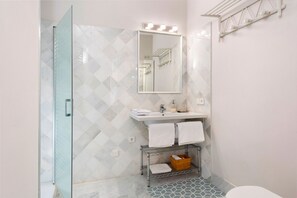 Căn hộ (2 Bedrooms) | Phòng tắm | Buồng tắm vòi sen, đồ dùng nhà tắm miễn phí, máy sấy tóc, khăn tắm 