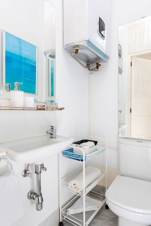 アパートメント (2 Bedrooms) | バスルーム | シャワー、バスアメニティ (無料)、ヘアドライヤー、タオル