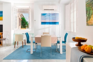 Apartment (2 Bedrooms) | In-room dining - Cozy Apartment in the Center. Pasaje Santa Cruz II (Seville)