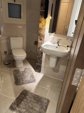 Een douche, een bidet, zeep