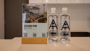 A signboard for 'DESCUBRE PERÚ' with two water bottles labeled 'andea' on a table. - w Bright 1BR w Balcony in Miraflores (Lima)