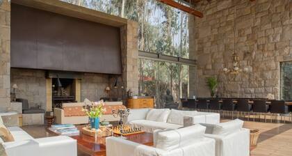 w Elegant 5BR Home w Pool in Cieneguilla