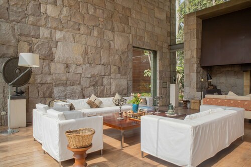 w Elegant 5BR Home w Pool in Cieneguilla