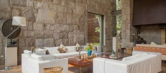 w Elegant 5BR Home w Pool in Cieneguilla