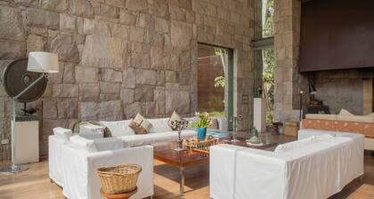 w Elegant 5BR Home w Pool in Cieneguilla