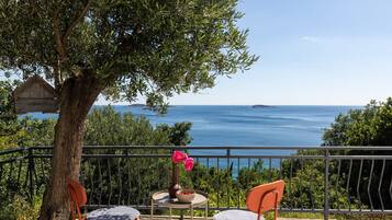 Nhà (Two Bedroom Holiday Home with Terrace) | Hiên