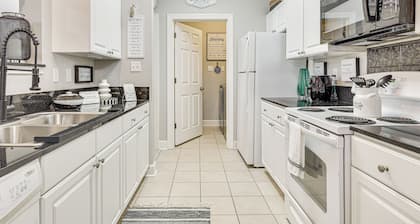 3 Mi to Owa: Modern Condo w/ Resort Pool!