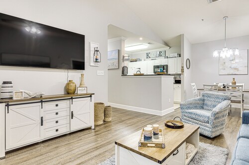 3 Mi to Owa: Modern Condo w/ Resort Pool!