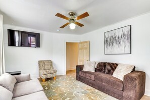 Apartment (2 Bedrooms) | Interior - Stroll to Shore: Quaint Condo w/ Deck in Norfolk (Norfolk)