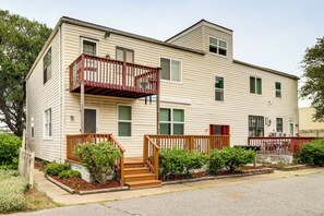 Apartment (2 Bedrooms) | Interior - Stroll to Shore: Quaint Condo w/ Deck in Norfolk (Norfolk)