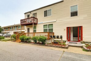 Apartment (2 Bedrooms) | Interior - Stroll to Shore: Quaint Condo w/ Deck in Norfolk (Norfolk)