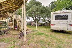 Apartment (2 Bedrooms) | Interior - Stroll to Shore: Quaint Condo w/ Deck in Norfolk (Norfolk)